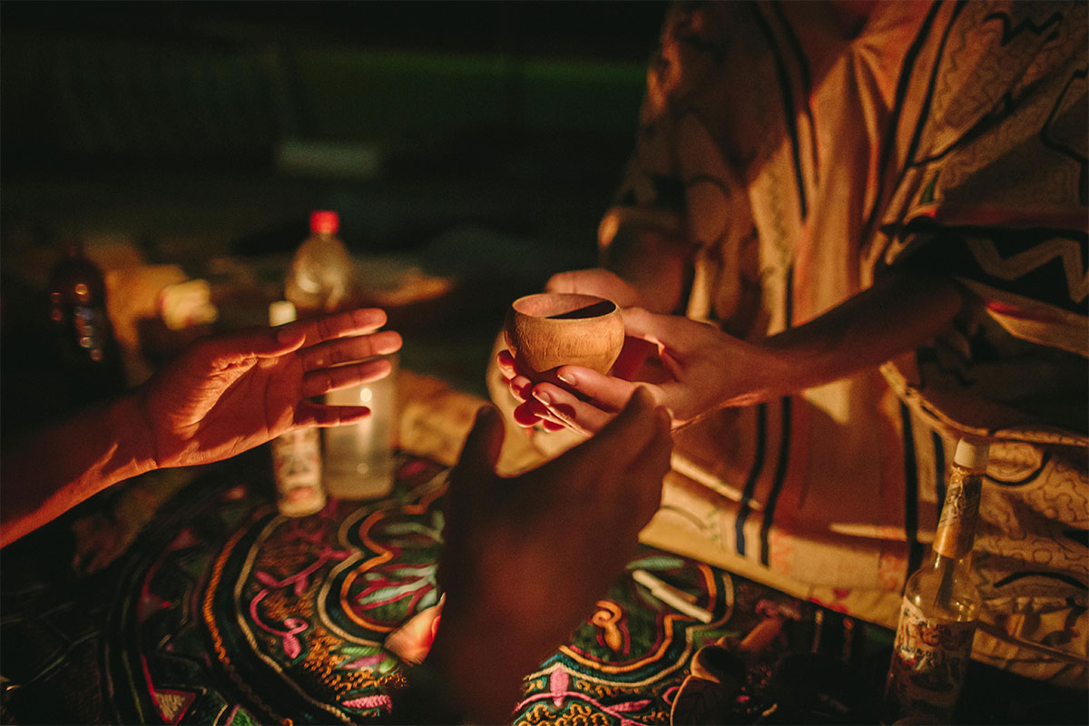 Tomar ayahuasca es como tener una experiencia cercana a la muerte, estudio sugiere