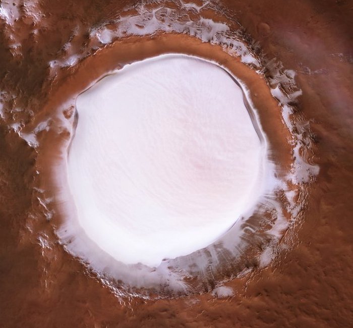 Impresionantes fotos muestran un enorme cráter en Marte absolutamente lleno de hielo de agua