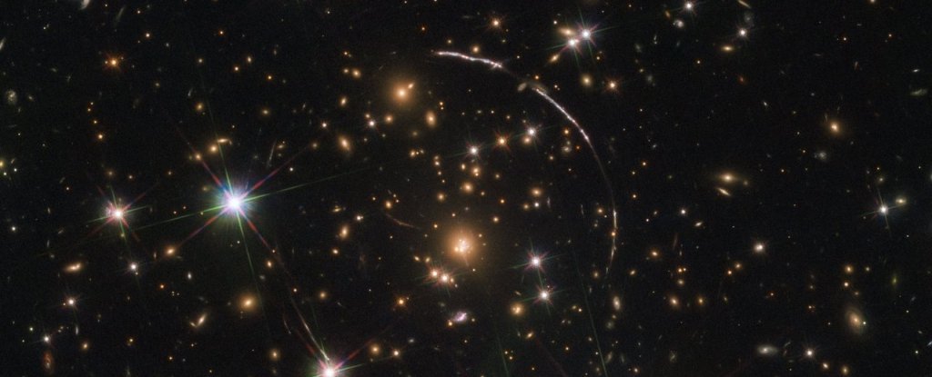 Intensa gravedad hace que una galaxia se observe en el firmamento al menos 12 veces