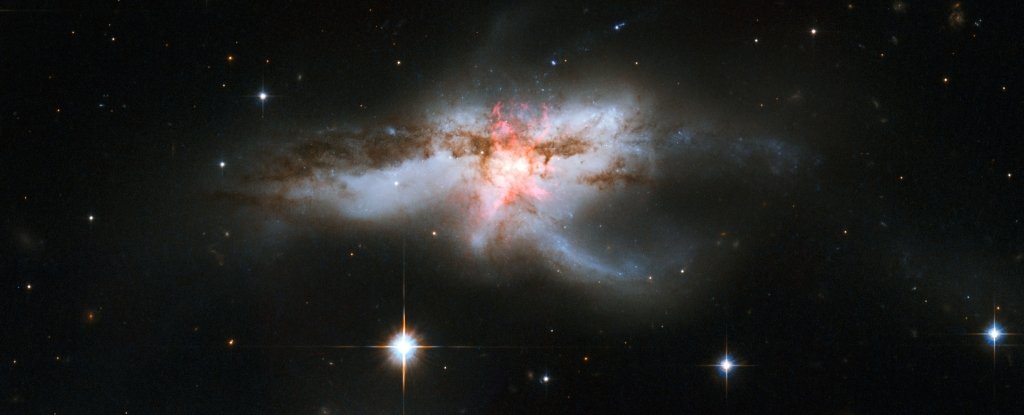 Astrónomos descubren una galaxia que contiene tres agujeros negros supermasivos en el centro