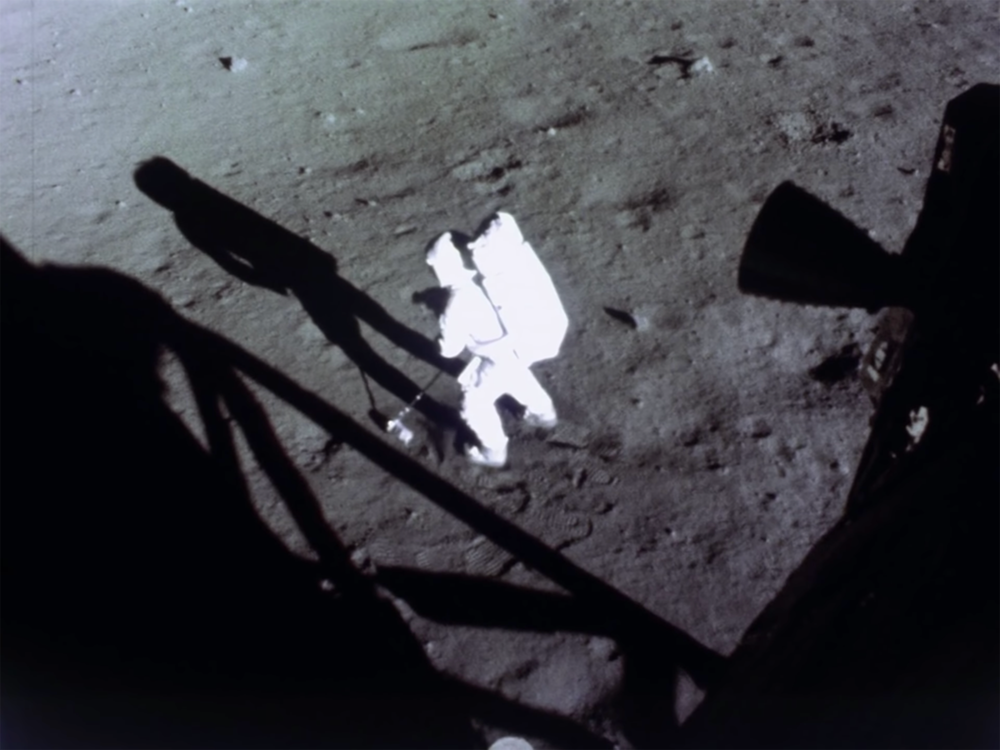 Una IA mejoró las históricas imágenes de la llegada la Luna, los resultados son increíbles