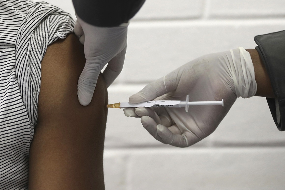 AstraZeneca y Oxford reanudan pruebas de su vacuna