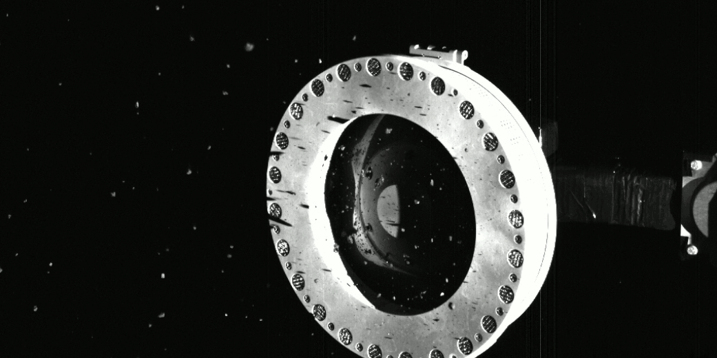 La sonda OSIRIS-REx de la NASA fue tan buena capturando muestras, que estas se desbordaron