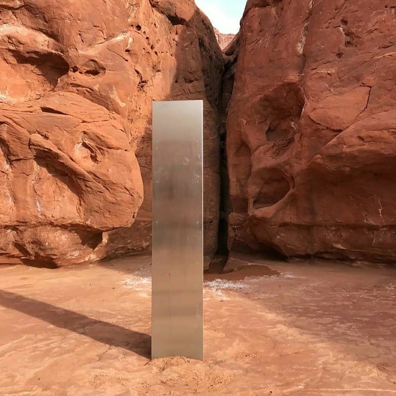 Misterioso monolito de metal aparece en el desierto de Utah