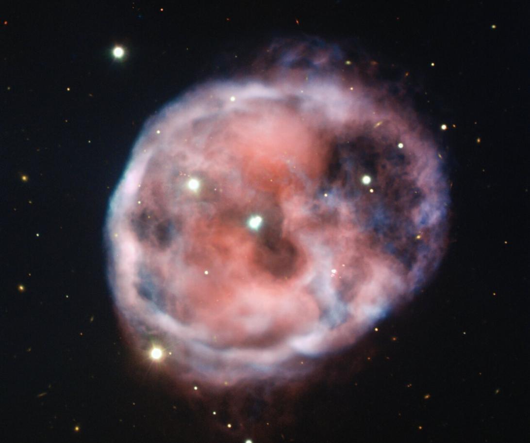 La ESO muestra una impresionante nebulosa donde dos estrellas son orbitadas por una tercera