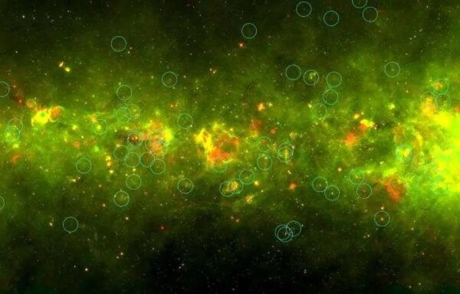 Las misteriosas “bolas amarillas” en la Vía Láctea son en realidad cúmulos de estrellas bebés
