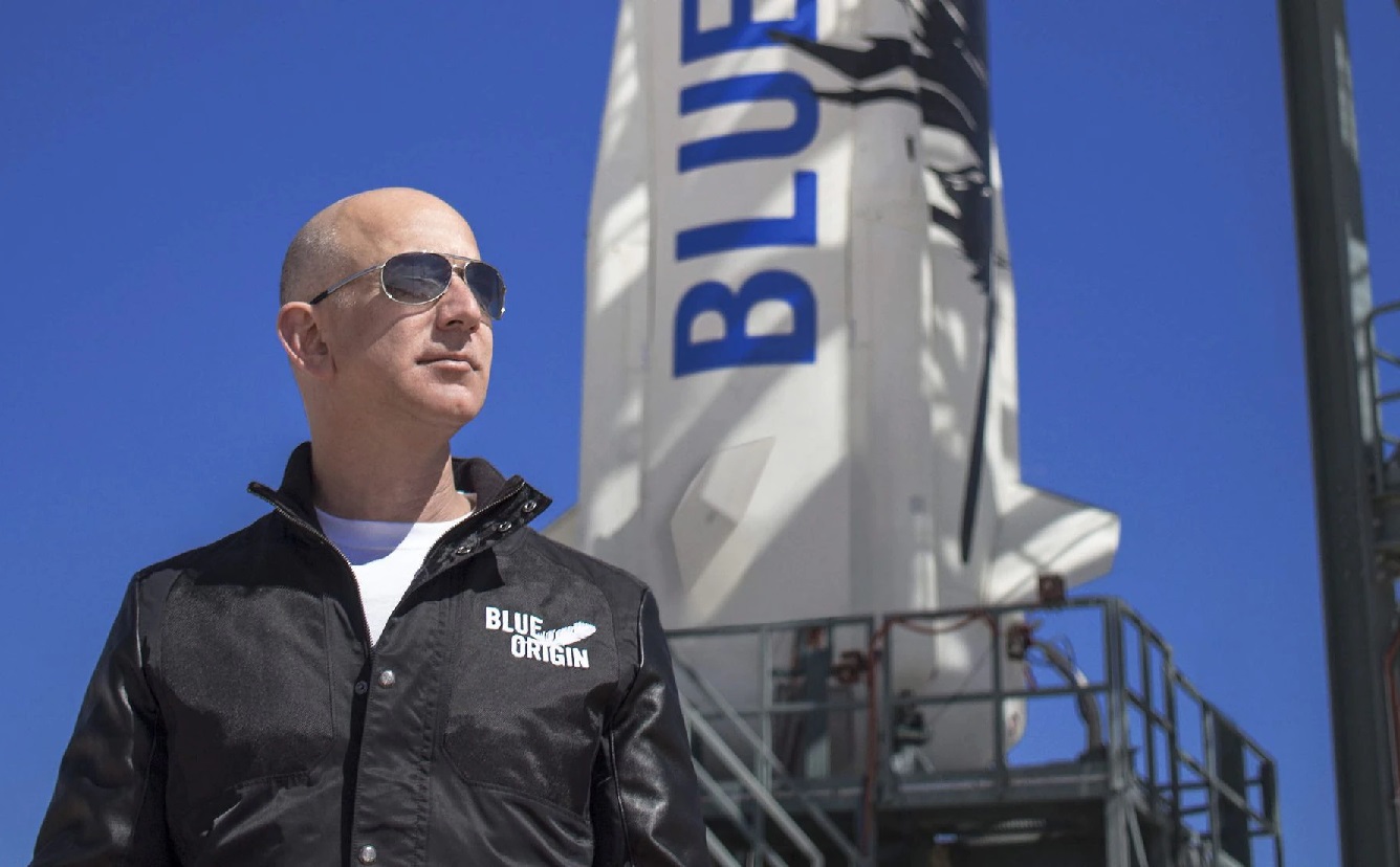 Bezos volará al espacio con su propia compañía Blue Origin el próximo mes