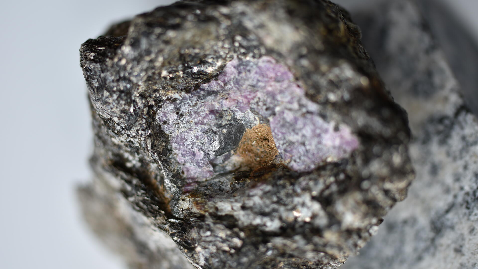 Geólogos descubrieron evidencia de vida antigua dentro de un rubí