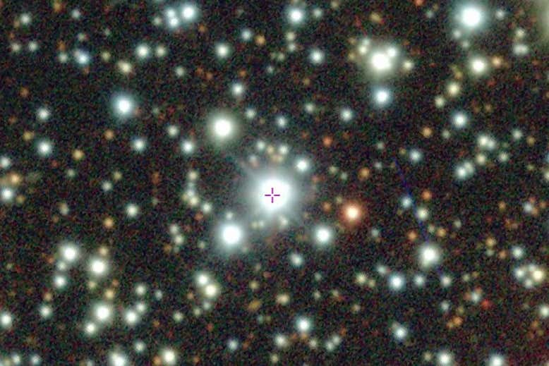 Astrónomos descubren un misterioso objeto emisor de polvo que orbita una estrella binaria