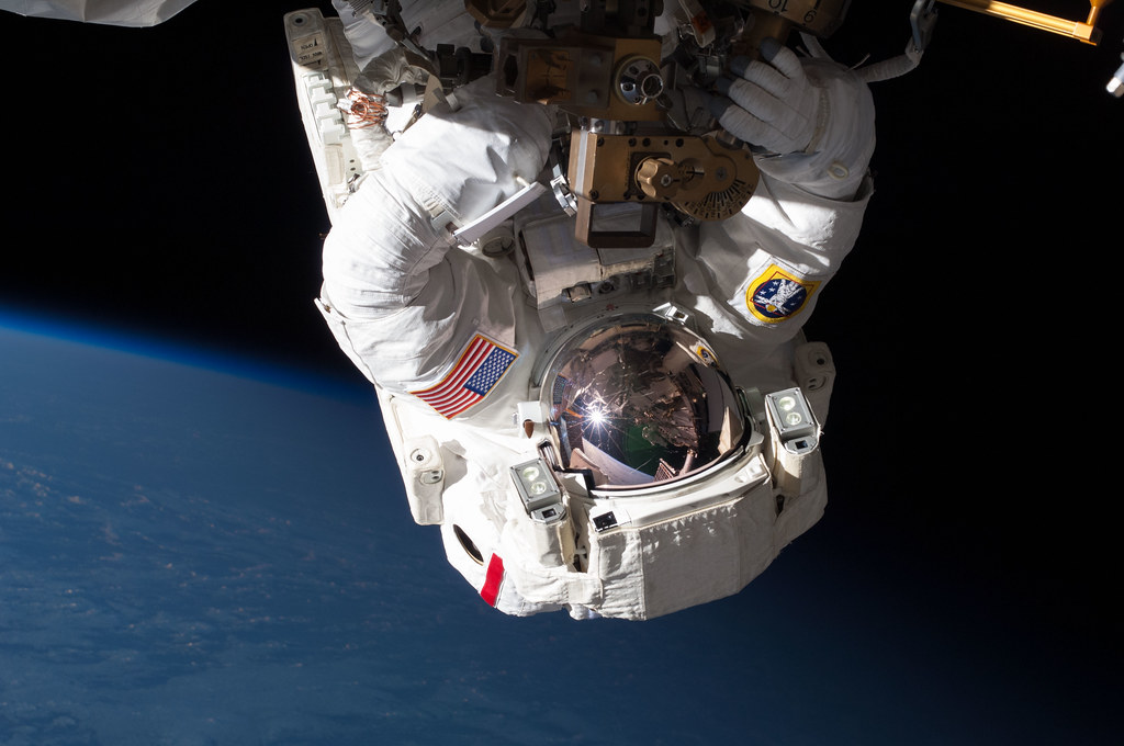 La NASA pospone caminata espacial debido al riesgo de basura espacial de alta velocidad