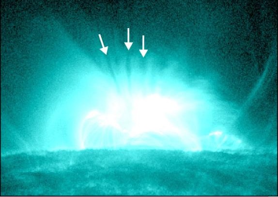 Los misteriosos «dedos» en la atmósfera del Sol podrían por fin tener una explicación