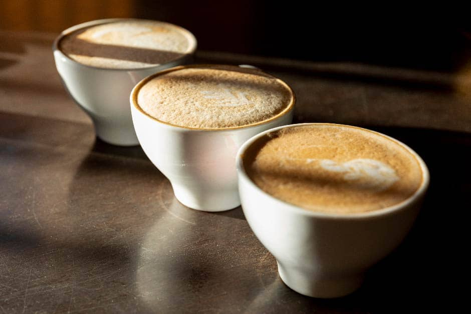 ¿Cómo se elimina la cafeína en el café descafeinado?