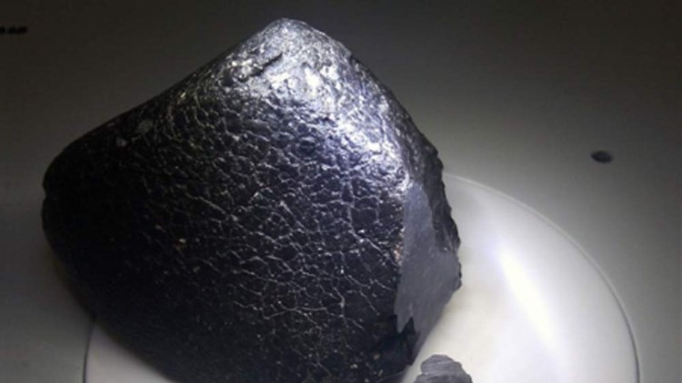 “Belleza Negra”, el meteorito marciano testigo del bombardeo de asteroides que sufrió el planeta rojo