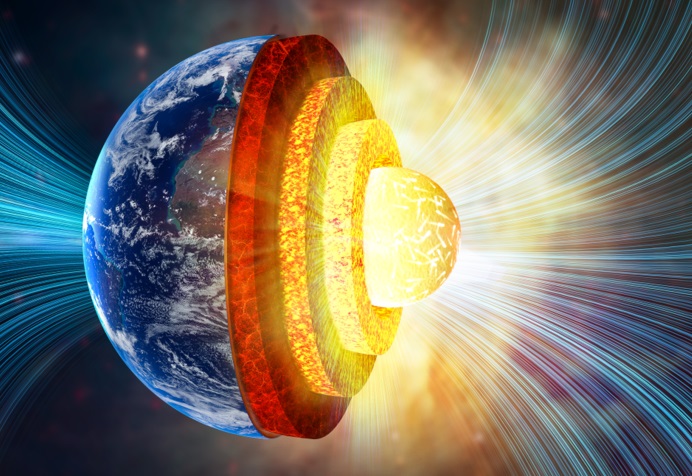 No, el núcleo de la Tierra no está girando en la dirección opuesta ni se ha «detenido»