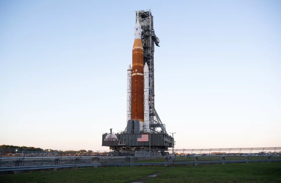El nuevo cohete de la NASA que servirá para regresar a la Luna por fin salió de la zona de ensamblaje
