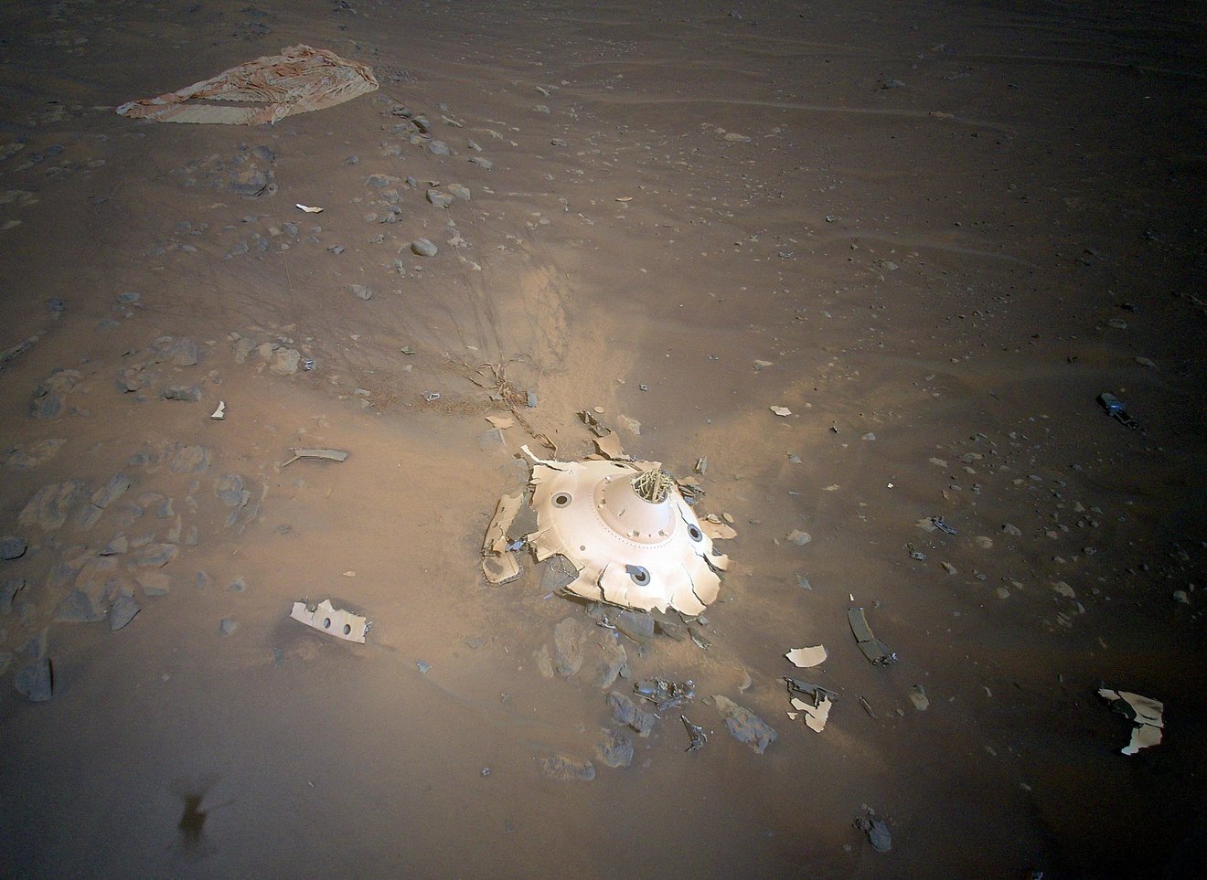 El dron Ingenuity fotografió los restos del paracaídas del rover Perseverance en la superficie de Marte
