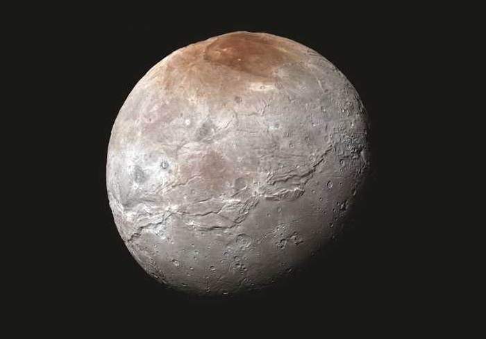 Esta luna de Plutón tiene un misterioso polo norte rojo y ahora sabemos por qué