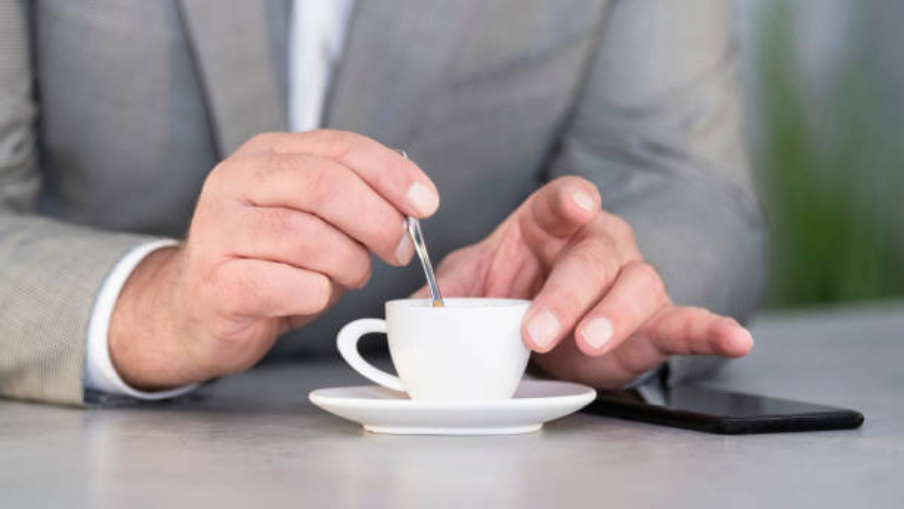 ¿Agitar una taza de té hace que se enfríe más rápido?