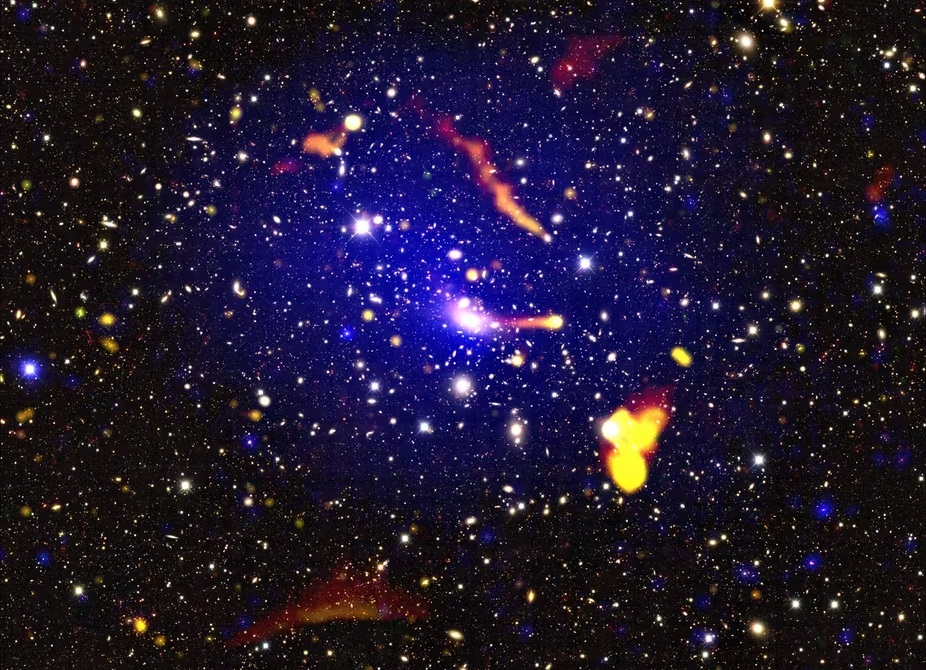Astrónomos encuentran extrañas fuentes de radio en un distante cúmulo de galaxias