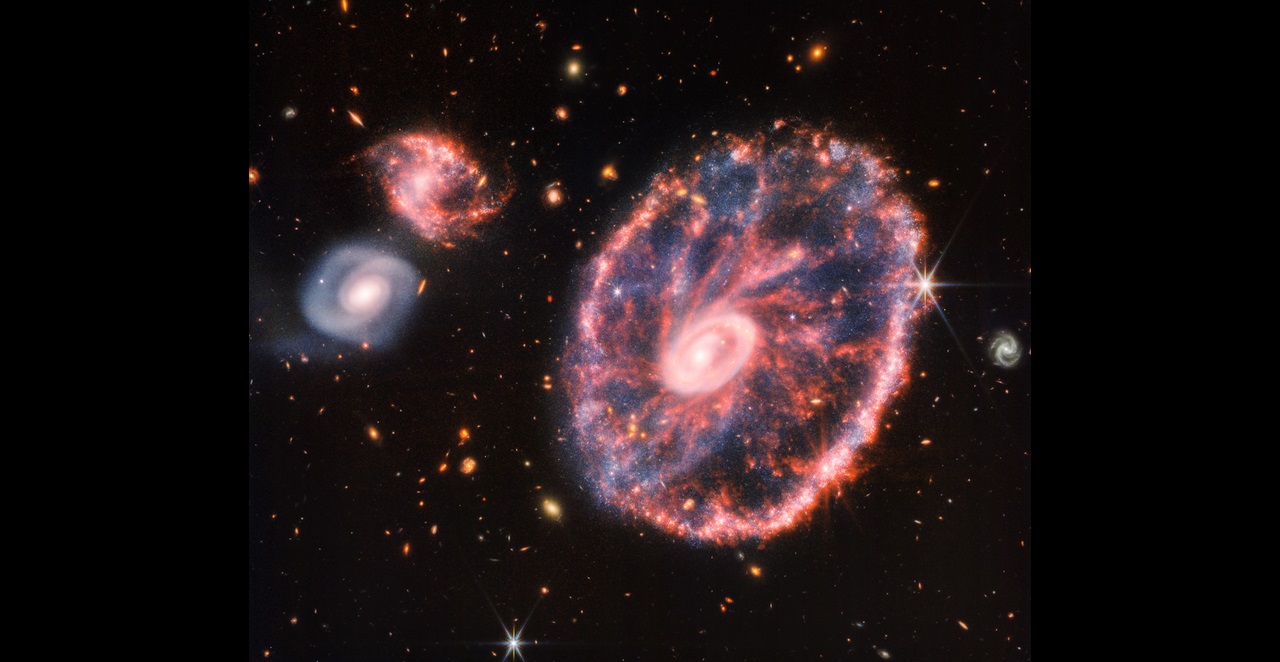 Esta es la asombrosa imagen de estrellas formándose en la galaxia Rueda de Carro