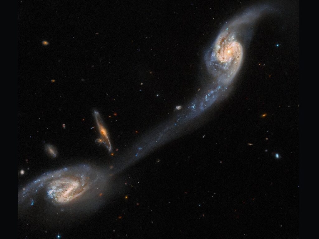 El Telescopio Hubble ha capturado una "cola de marea" conectando dos ...