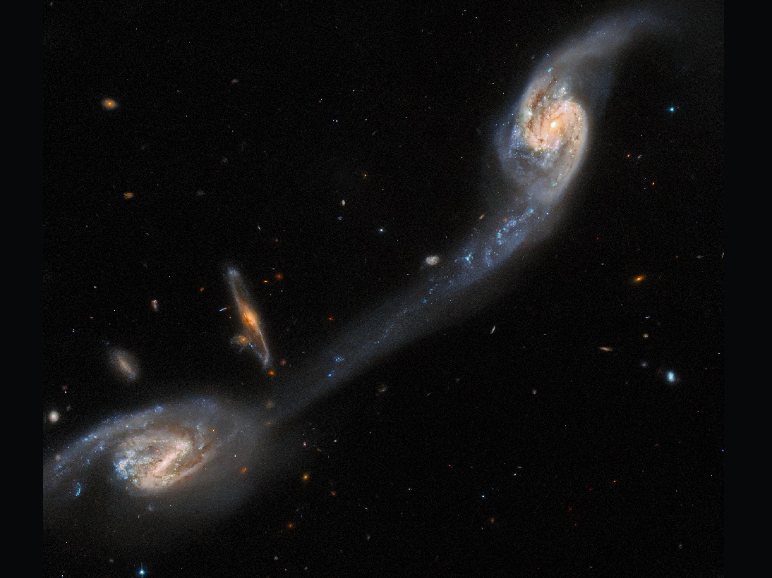 El Telescopio Hubble ha capturado una «cola de marea» conectando dos galaxias
