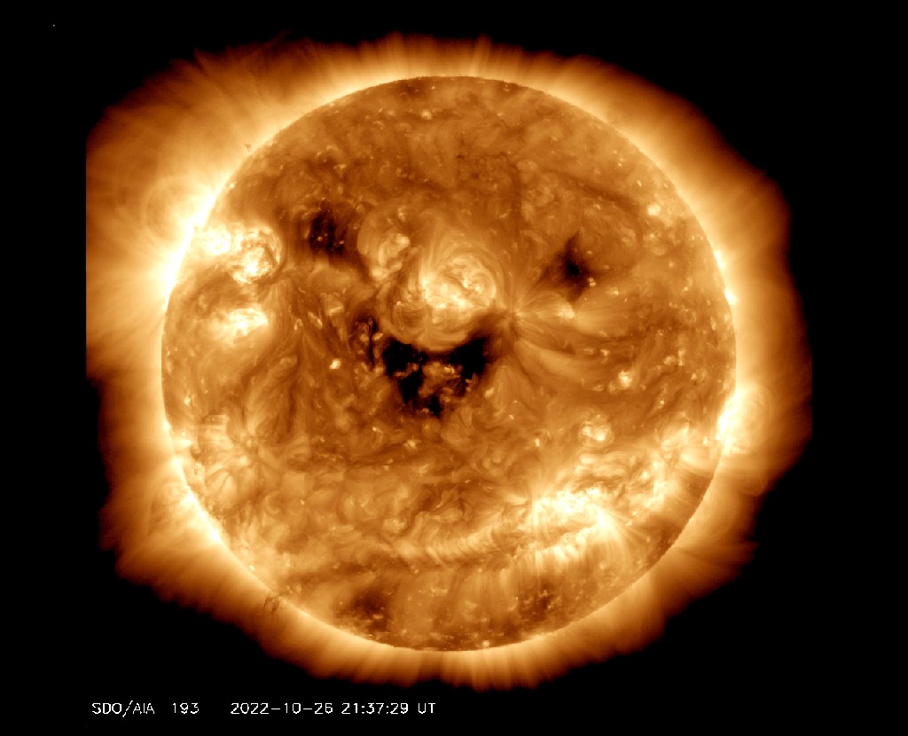 La NASA capturó una curiosa foto en la que se ve al Sol “sonriendo”
