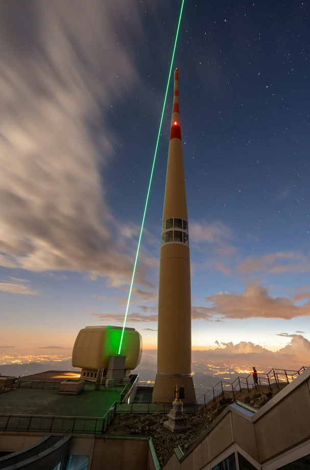 Disparar un láser al cielo puede desviar los rayos, muestra un experimento 