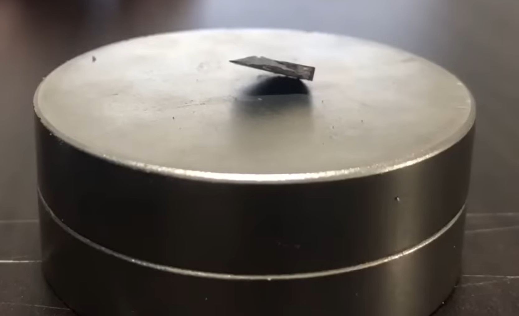 Descubierto el primer superconductor a temperatura ambiente y presión ambiental