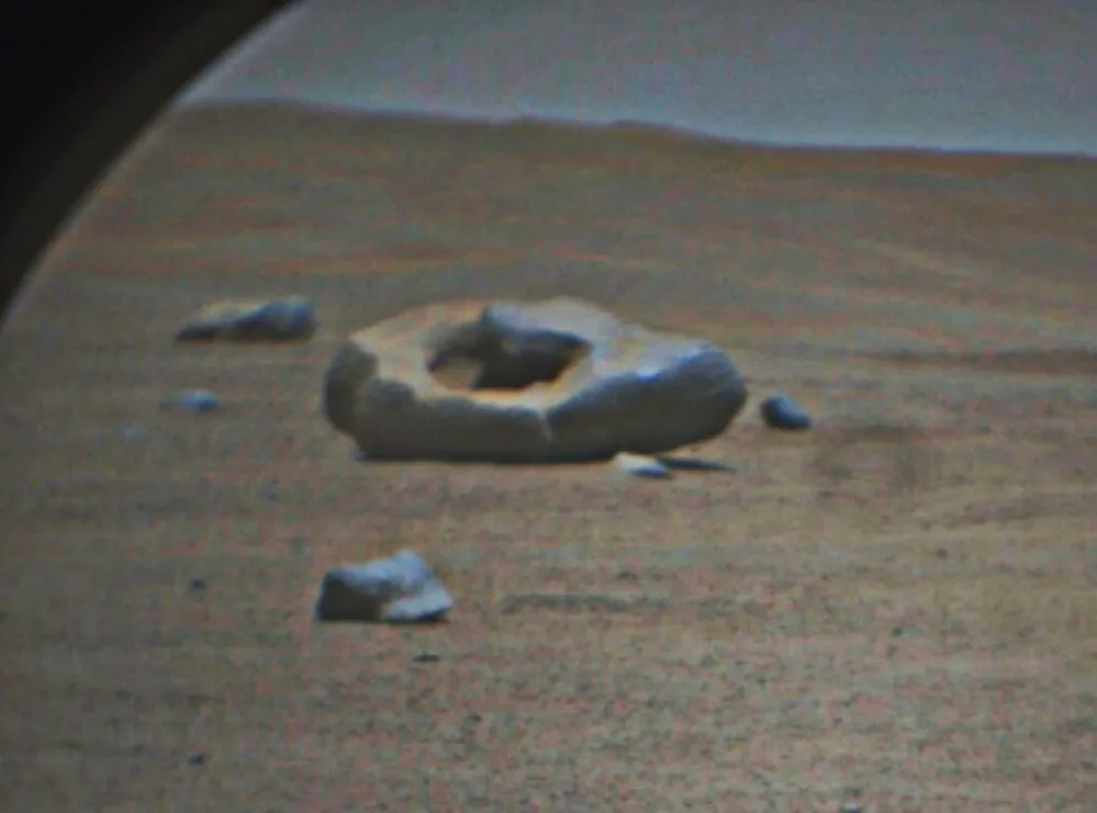 El rover Perseverance descubre una curiosa roca-rosquilla en Marte