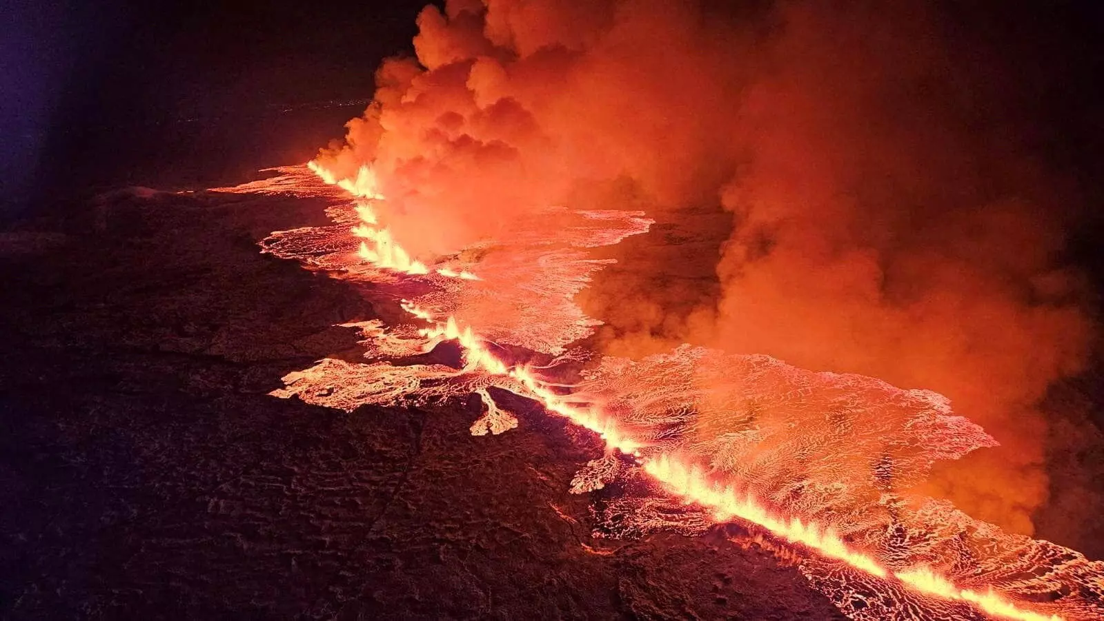 Volcán hizo erupción en la península Reykjanes en Islandia  