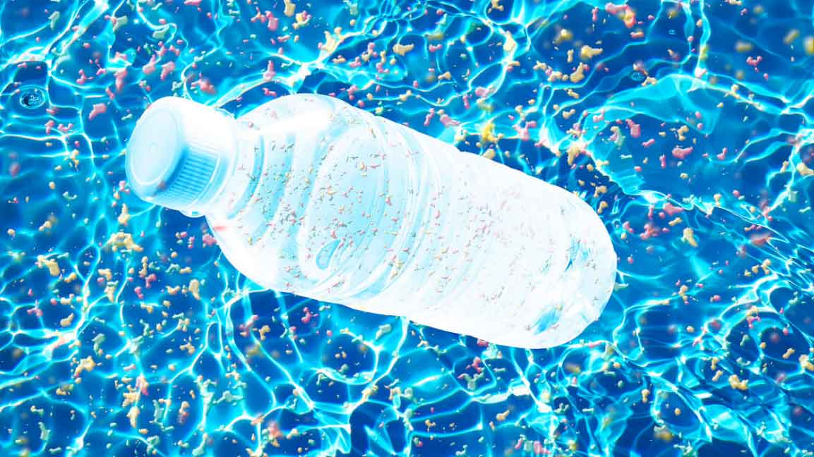 El alto contenido de microplásticos en el agua embotellada desconcierta a los científicos