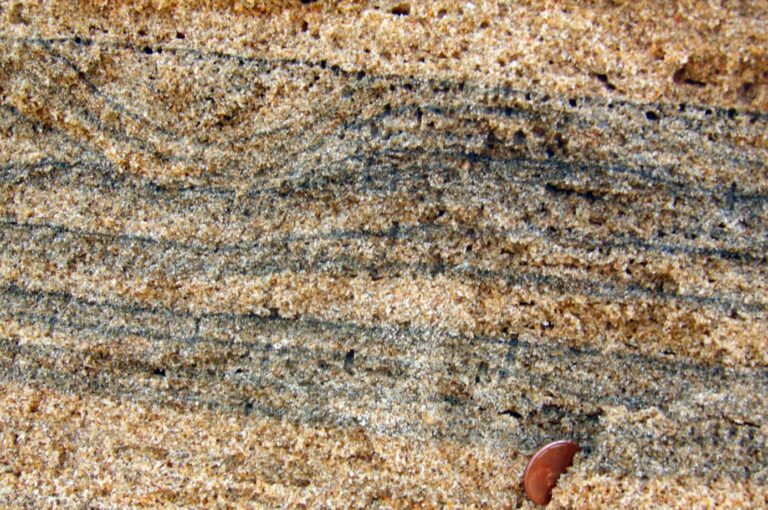 Los microplásticos están infiltrando capas de roca cada vez más profundas, incluso hasta inicios del siglo XVIII