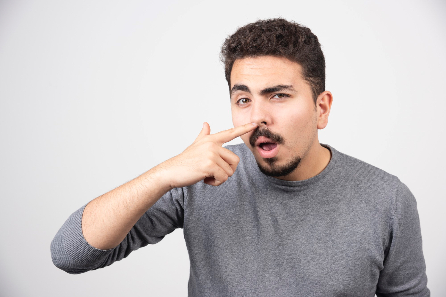 Científicos sugieren que hurgarse la nariz aumenta el riesgo de Alzheimer
