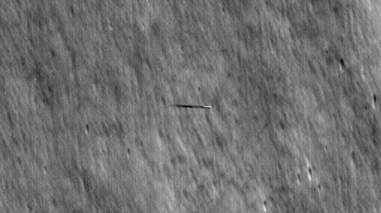 NASA captura imágenes de un objeto pasando a rápida velocidad sobre la Luna
